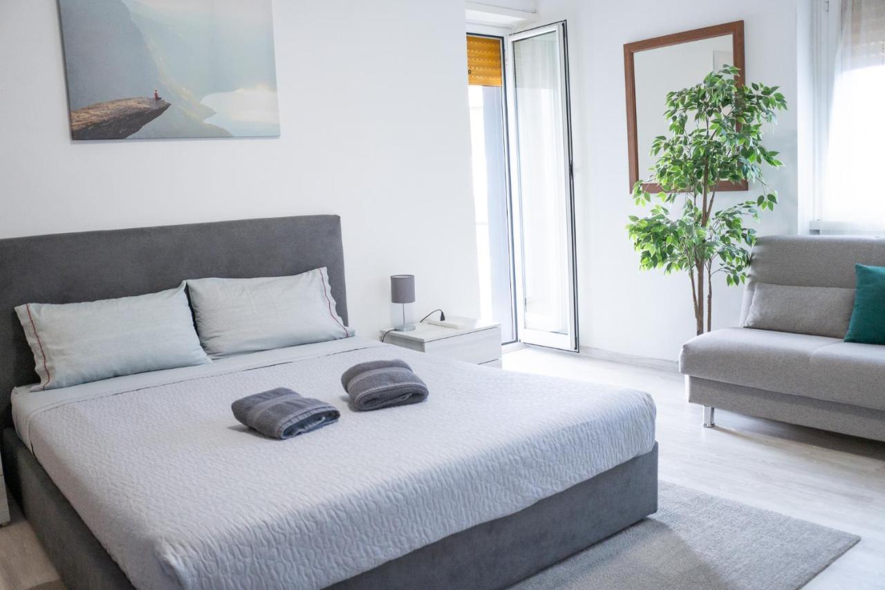 Nonna Pina Guest House [Moderno Appartamento vicino Metro A]Wifi,Netflix Roma Esterno foto