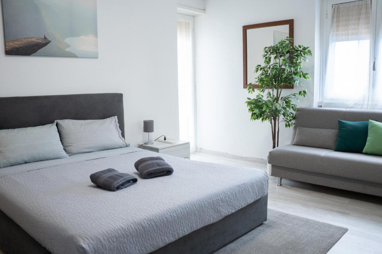 Nonna Pina Guest House [Moderno Appartamento vicino Metro A]Wifi,Netflix Roma Esterno foto