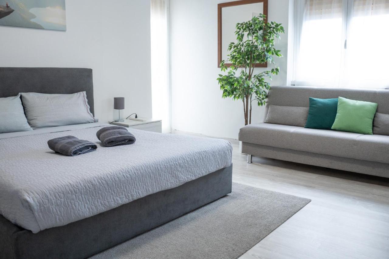 Nonna Pina Guest House [Moderno Appartamento vicino Metro A]Wifi,Netflix Roma Esterno foto